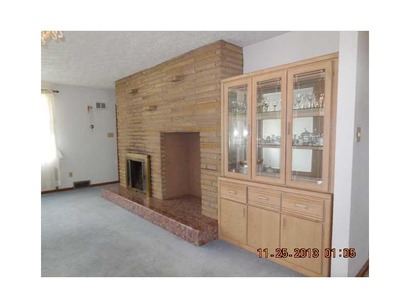 270 Meadowbrook Road Hermitage, PA 16148 - Photo 4 of 14 Living Room.