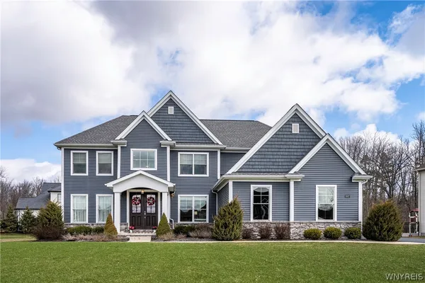 $949,000 | 5527 Meadowglen Drive, Clarence, NY 14032