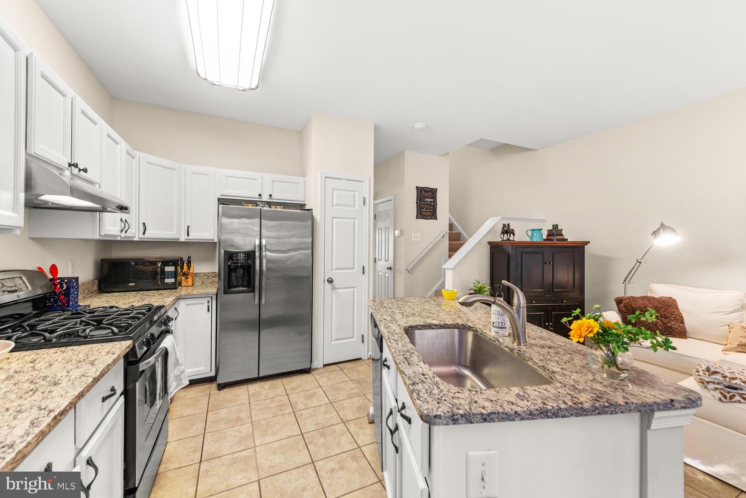 11483 Heritage Commons Way Reston, VA 20194 - Photo 12 of 47 Wonderful open kitchen with island and gas