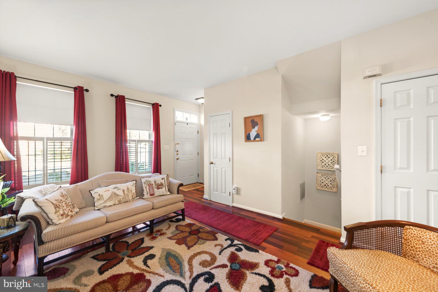 11483 Heritage Commons Way Reston, VA 20194 - Photo 8 of 47 Wonderful light