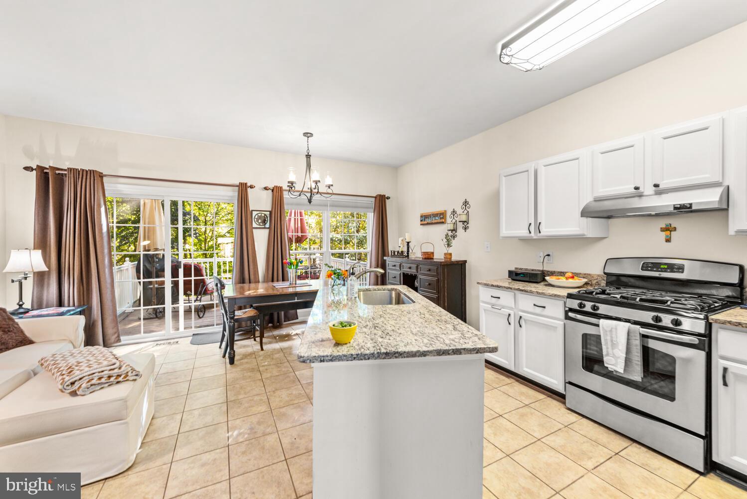 11483 Heritage Commons Way Reston, VA 20194 - Photo 10 of 47 Open kitchen, family room/den with eat in table sp