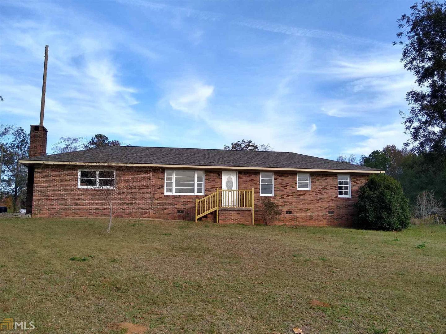 a view of a house with backyard and garden