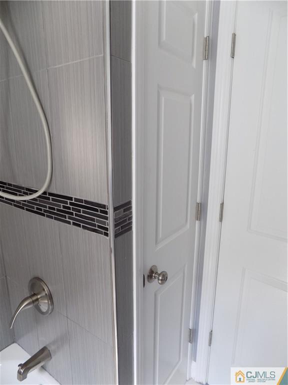 152 Orange Street Edison, NJ 08817 - Photo 17 of 23 a bathroom with a window