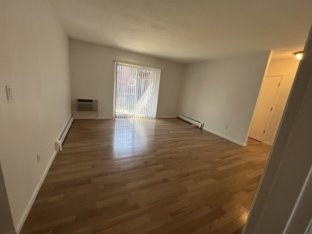 33 Westgate Road, Unit 4 Chestnut Hill, MA 02467 - Photo 5 of 16 Gallery Image 5
