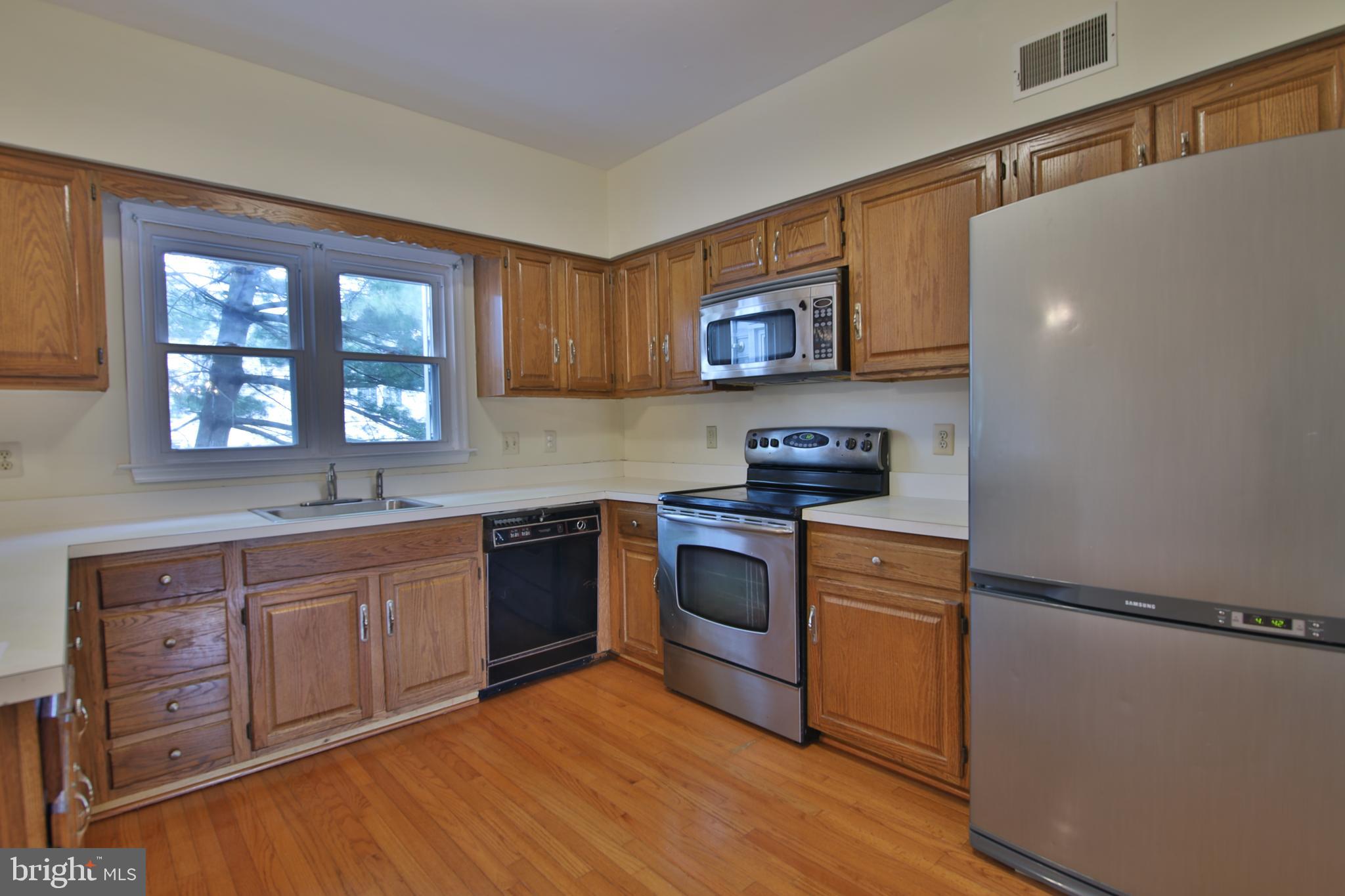 2142 Colonel Way Odenton, MD 21113 - Photo 11 of 25 Fully Appointed Eat in Kitchen