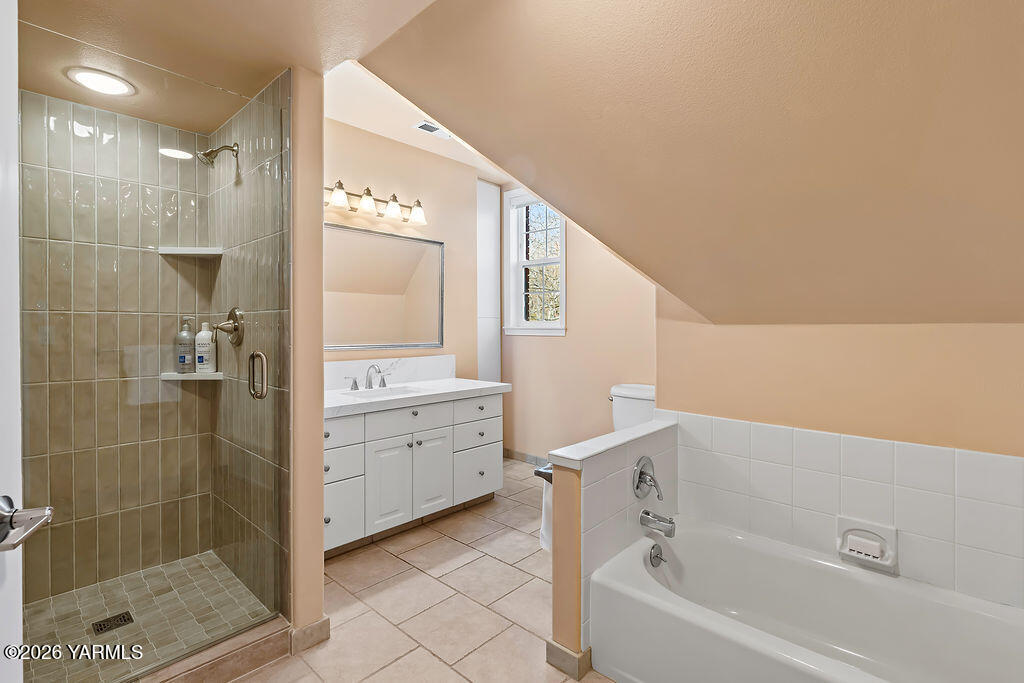 6810 Ravens Gate Way Yakima, WA 98908 - Photo 28 of 49 a bathroom with a bathtub sink and mirror