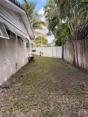 a view of a backyard