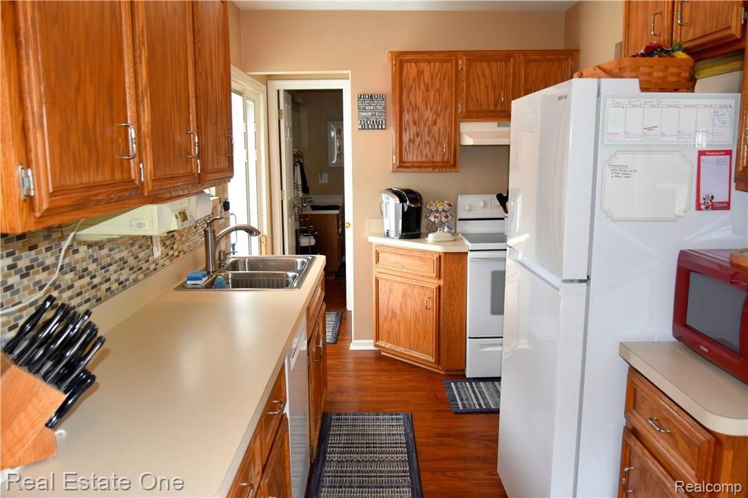 2064 Grace Avenue Rochester, MI 48309 - Photo 13 of 20 12.JPG