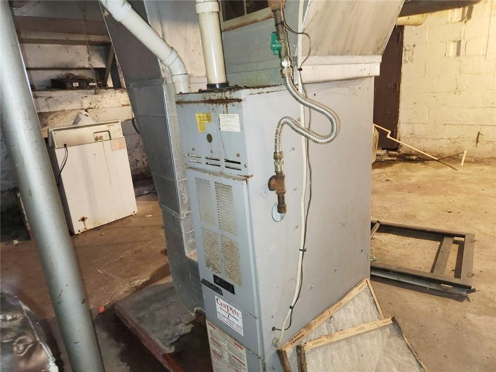 399 Baldwin Avenue Sharon, PA 16146 - Photo 18 of 23 a utility room with dryer and washer