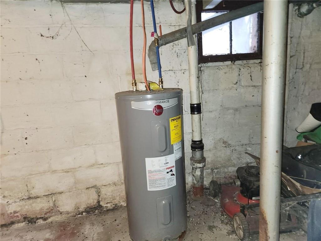 399 Baldwin Avenue Sharon, PA 16146 - Photo 20 of 23 a bathroom with a shower