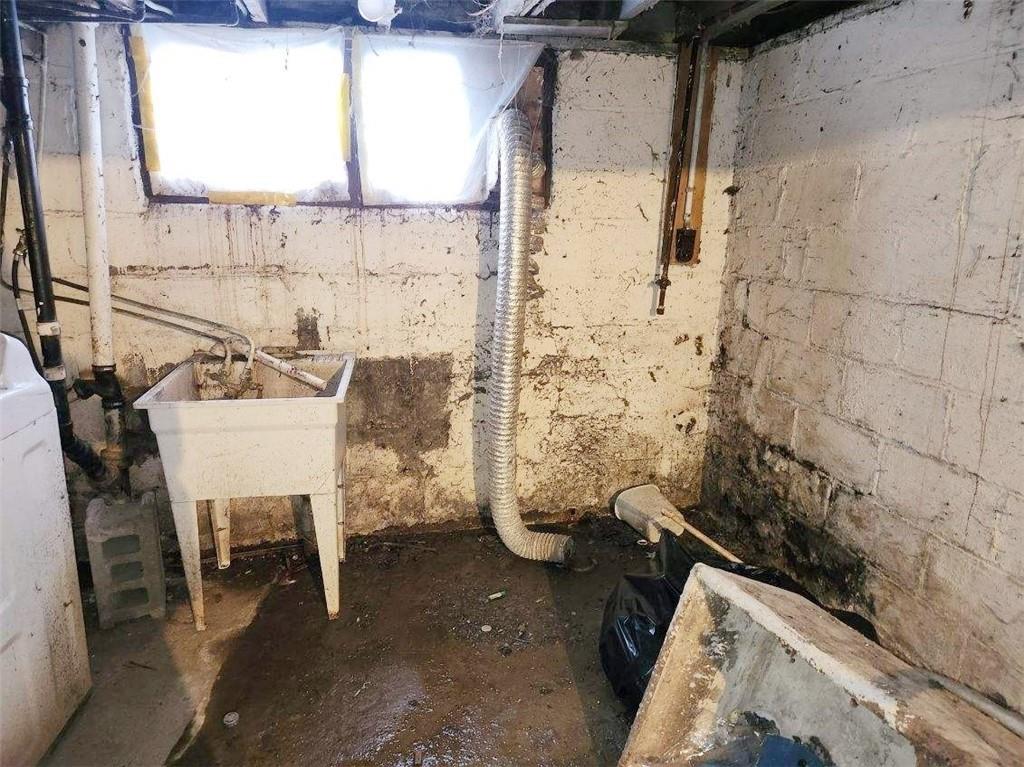 399 Baldwin Avenue Sharon, PA 16146 - Photo 21 of 23 a bathroom with a sink toilet and shower