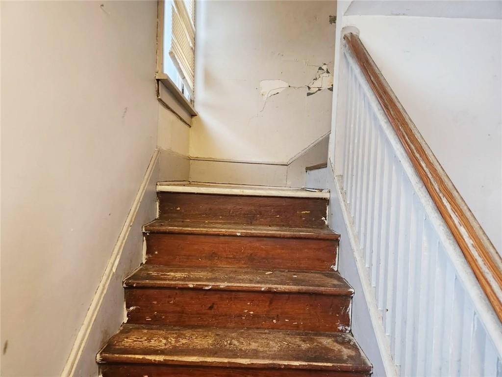 399 Baldwin Avenue Sharon, PA 16146 - Photo 10 of 23 a view of entryway