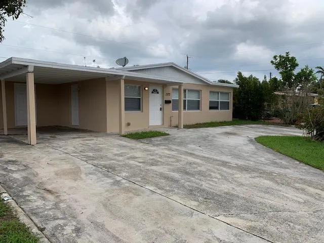 $2,250 | 1570 West 12th Court, Riviera Beach, FL 33404