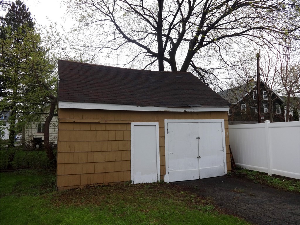 48 Holcomb Street Rochester, NY 14612 - Photo 4 of 24 Garage