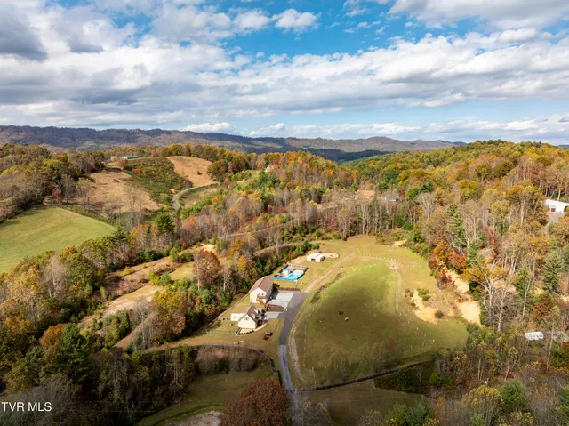 $672,900 | 185 Deer Tracks Circle, Mountain City, TN 37683