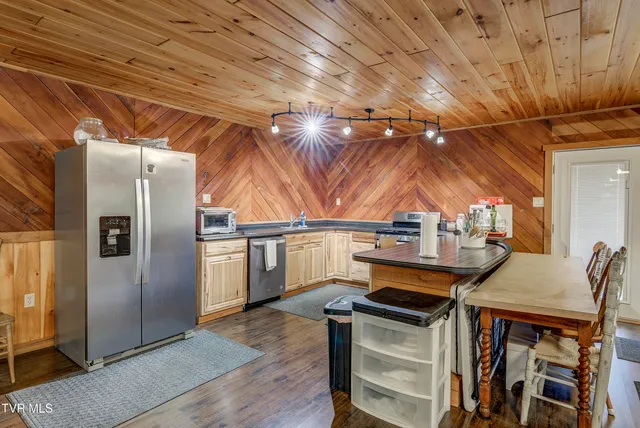 $672,900 | 185 Deer Tracks Circle, Mountain City, TN 37683