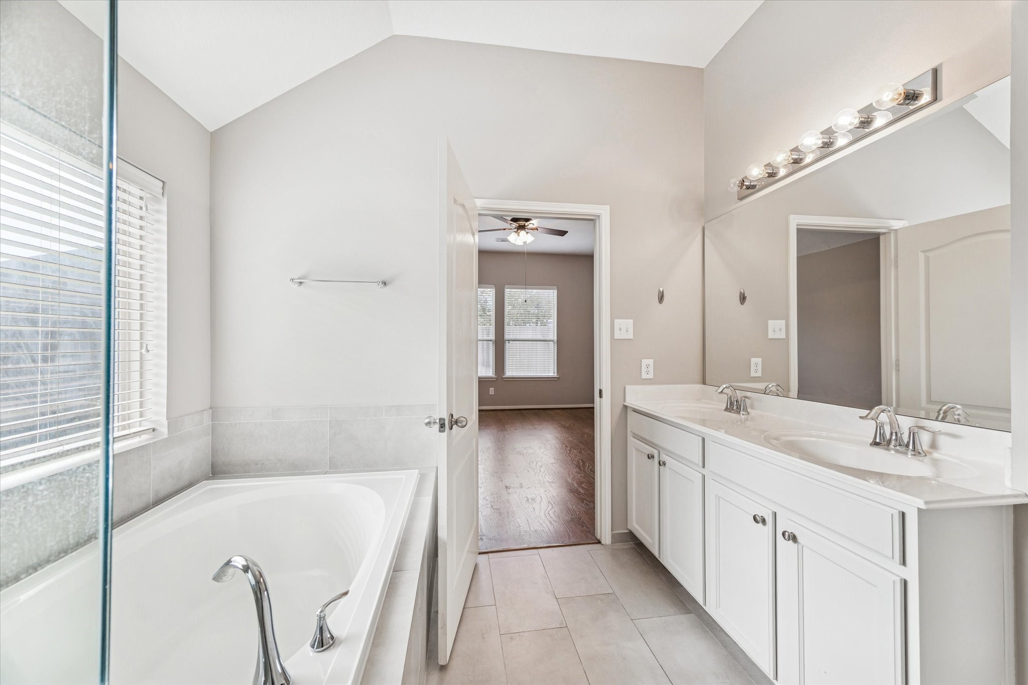 19223 Fisher Ridge Lane Tomball, TX 77377 - Photo 10 of 16 Alternate view of the primary bathroom