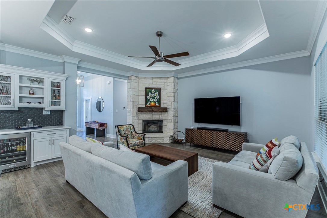 8 Daingerfield Cove Morgan's Point Resort, TX 76513 - Photo 5 of 28 a living room with furniture and a flat screen tv