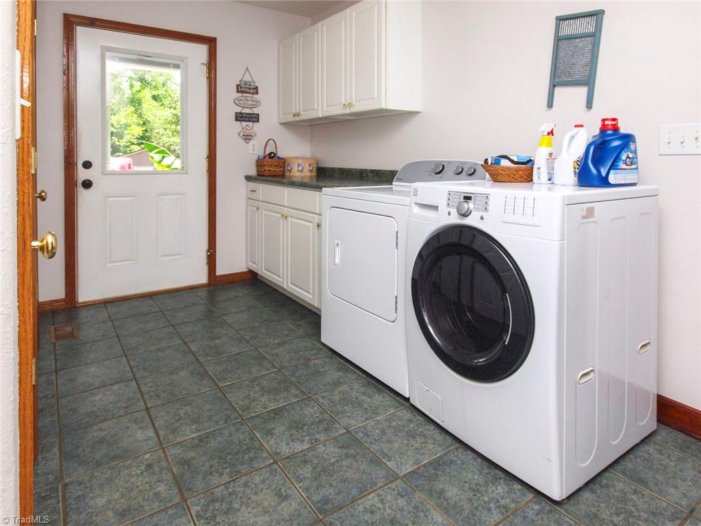 571 Ridge Road Mocksville, NC 27028 - Photo 11 of 30 Laundry/Mudroom - large walkin closet and half bath on the left