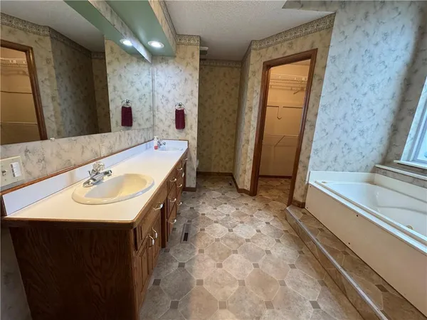 $230,000 | 623 Windsor Circle, Pittsburg, KS 66762