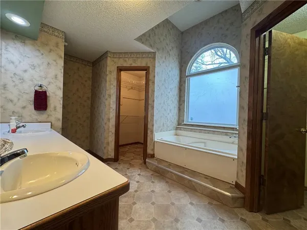 $230,000 | 623 Windsor Circle, Pittsburg, KS 66762