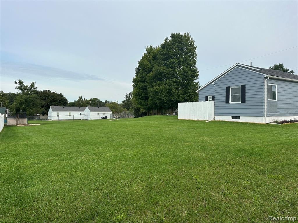 1574 South Graham Road Flint, MI 48532 - Photo 5 of 27 Gallery Image 5