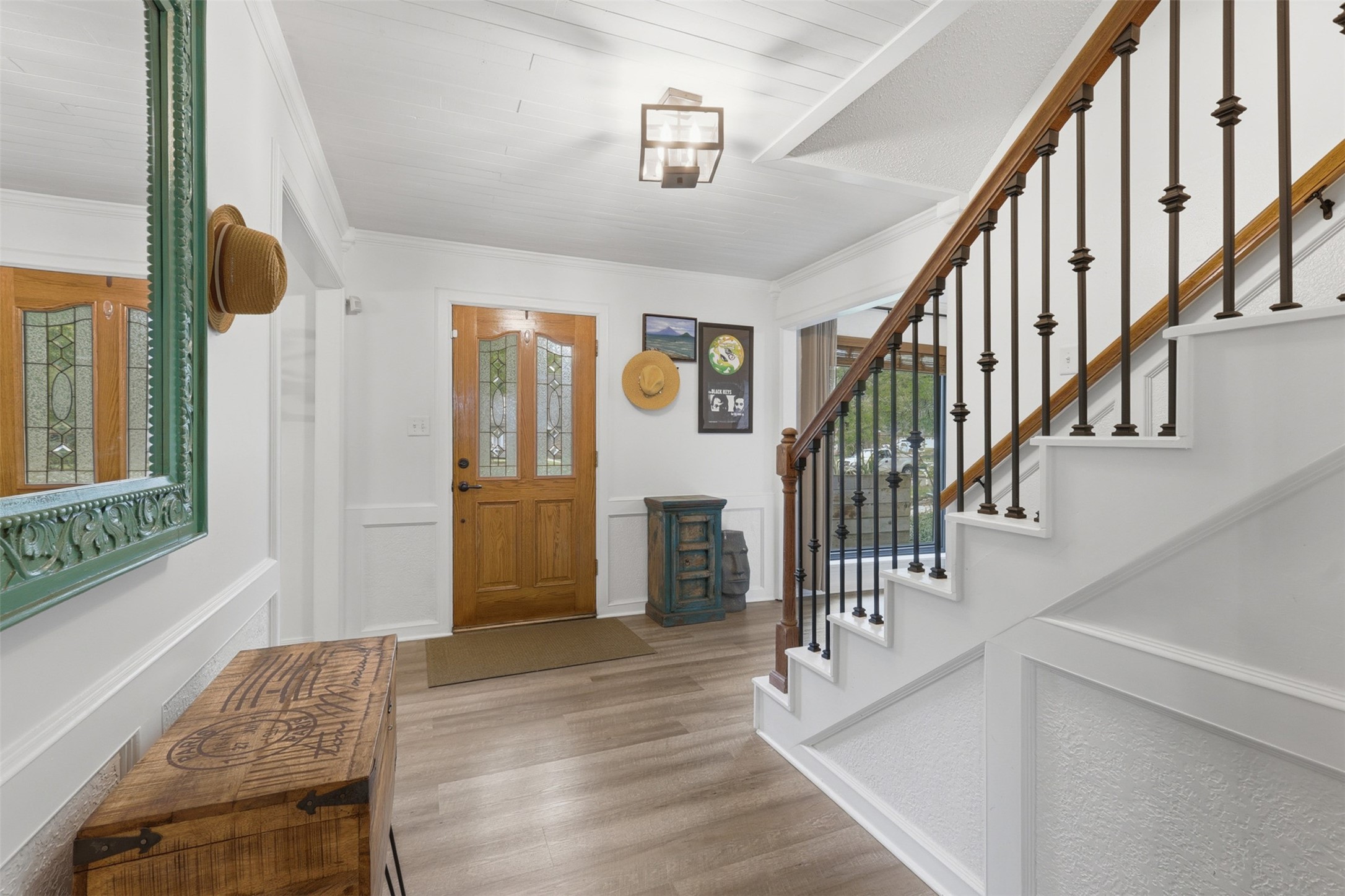 6126 Hickorycrest Drive Spring, TX 77389 - Photo 4 of 50 Welcoming and bright entry with stairs leading to the second level.