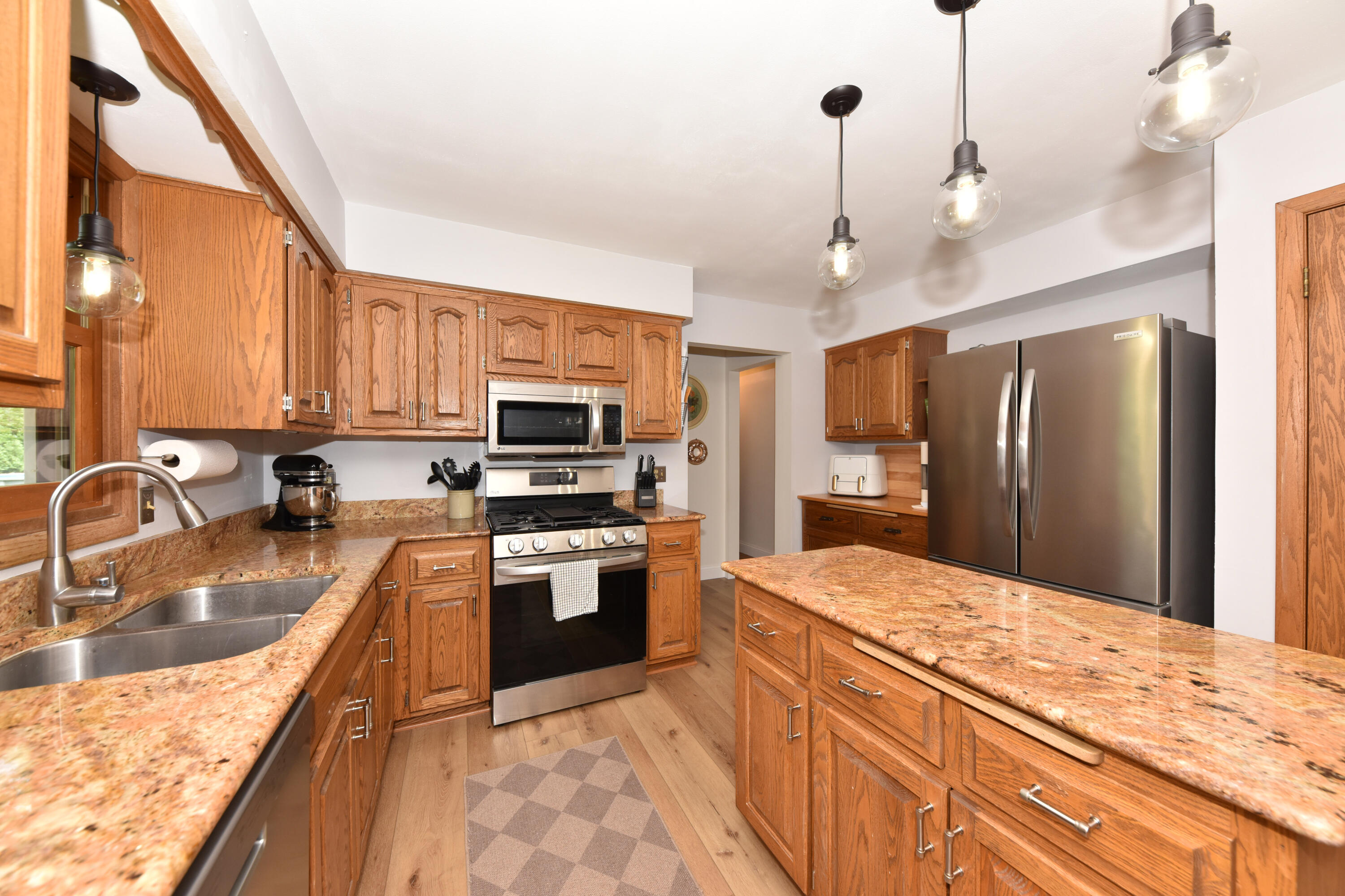 N71W23400 Homestead Road Sussex, WI 53089 - Photo 8 of 44 Kitchen