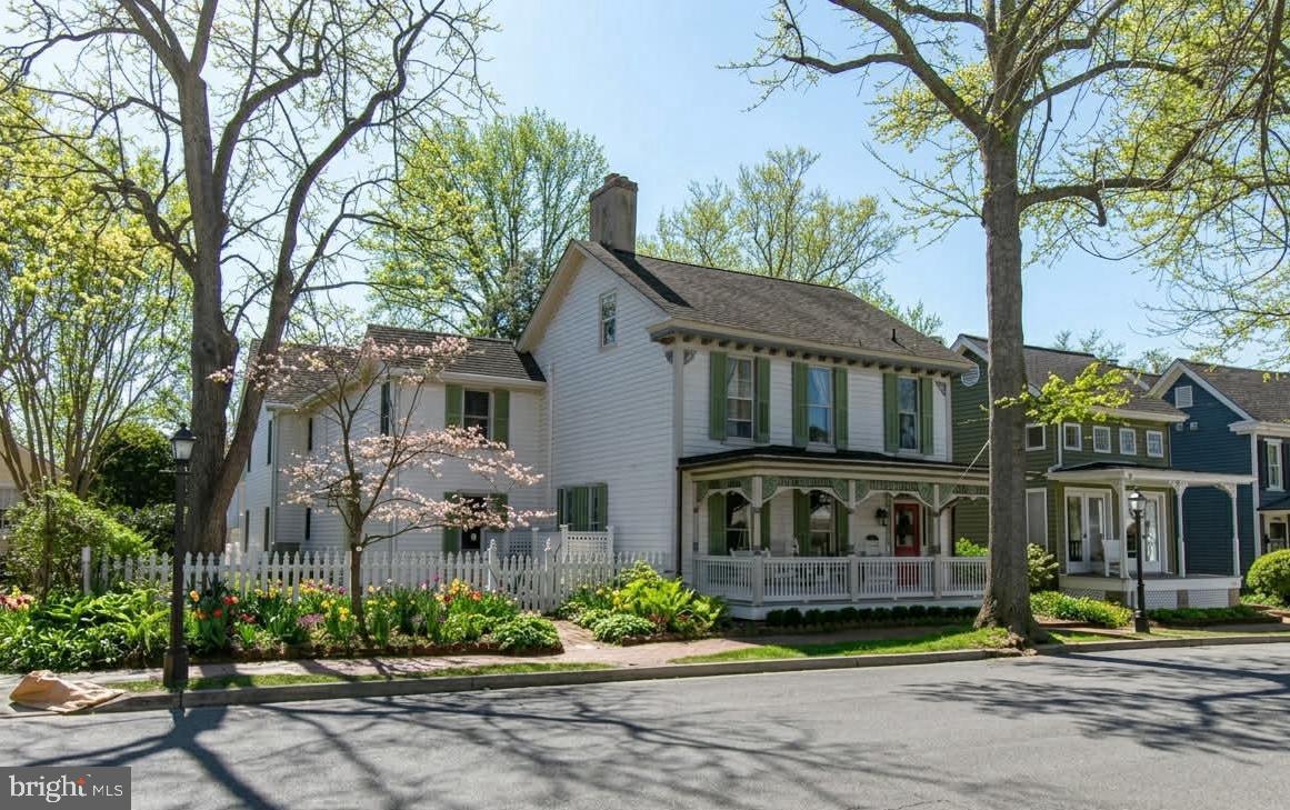 114 West Chestnut Street St. Michaels, MD 21663 - Photo 1 of 75 a front view of a house with a garden
