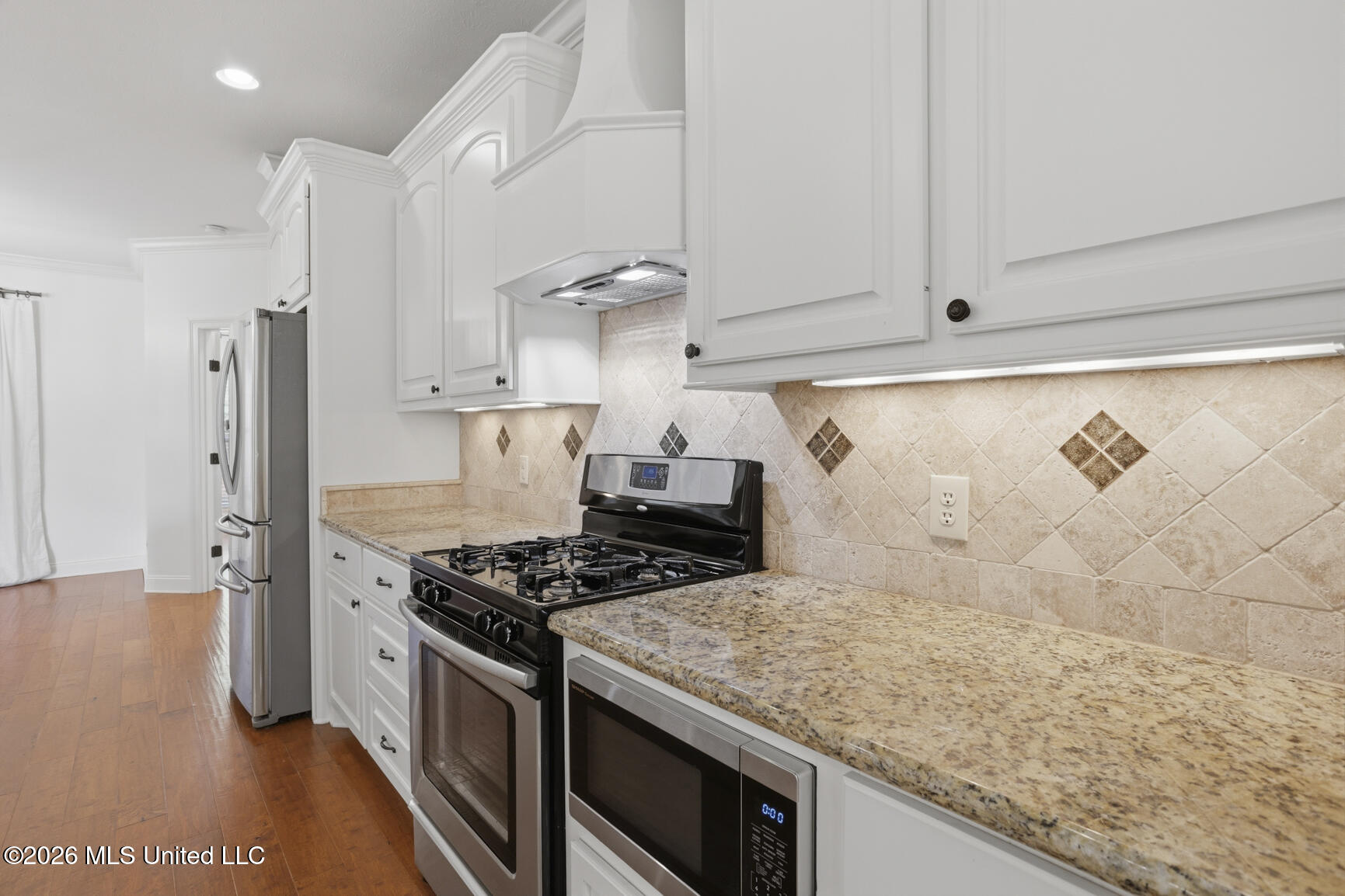 303 Siltstone Ridge Brandon, MS 39047 - Photo 16 of 37 Countertop space is tremendous!