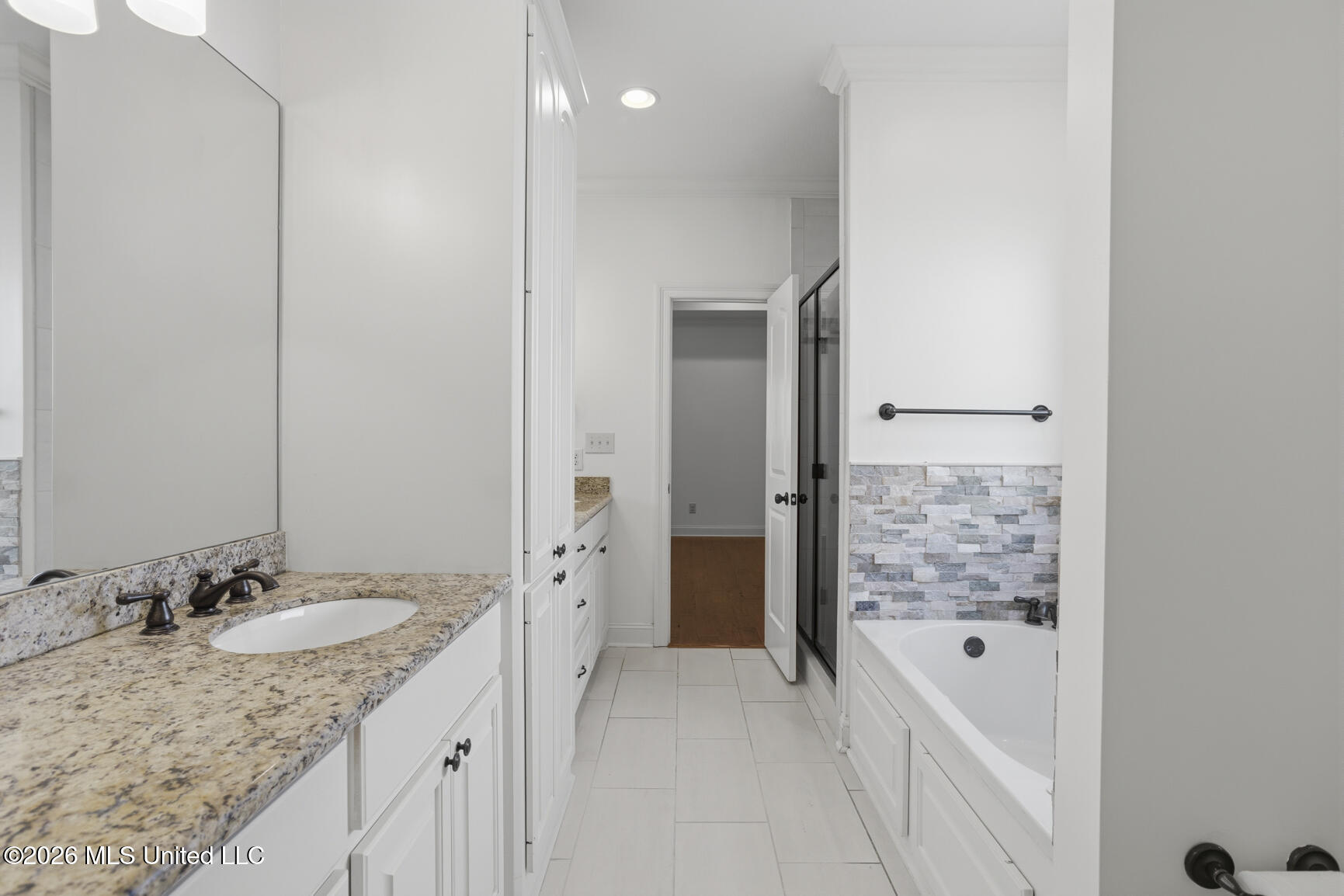 303 Siltstone Ridge Brandon, MS 39047 - Photo 27 of 37 Double Granite Vanities