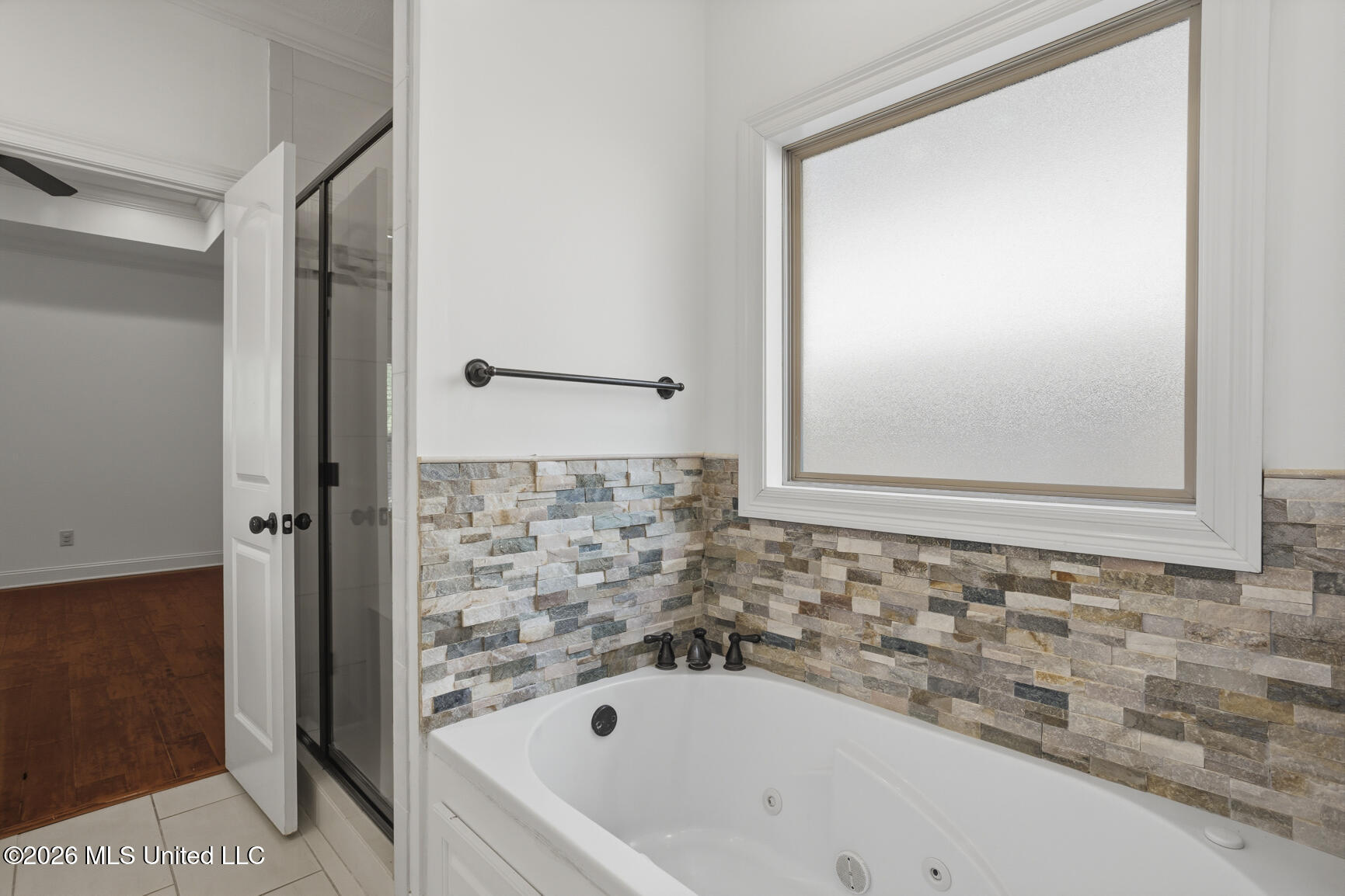 303 Siltstone Ridge Brandon, MS 39047 - Photo 28 of 37 Separate Shower and Tile Surround Tub