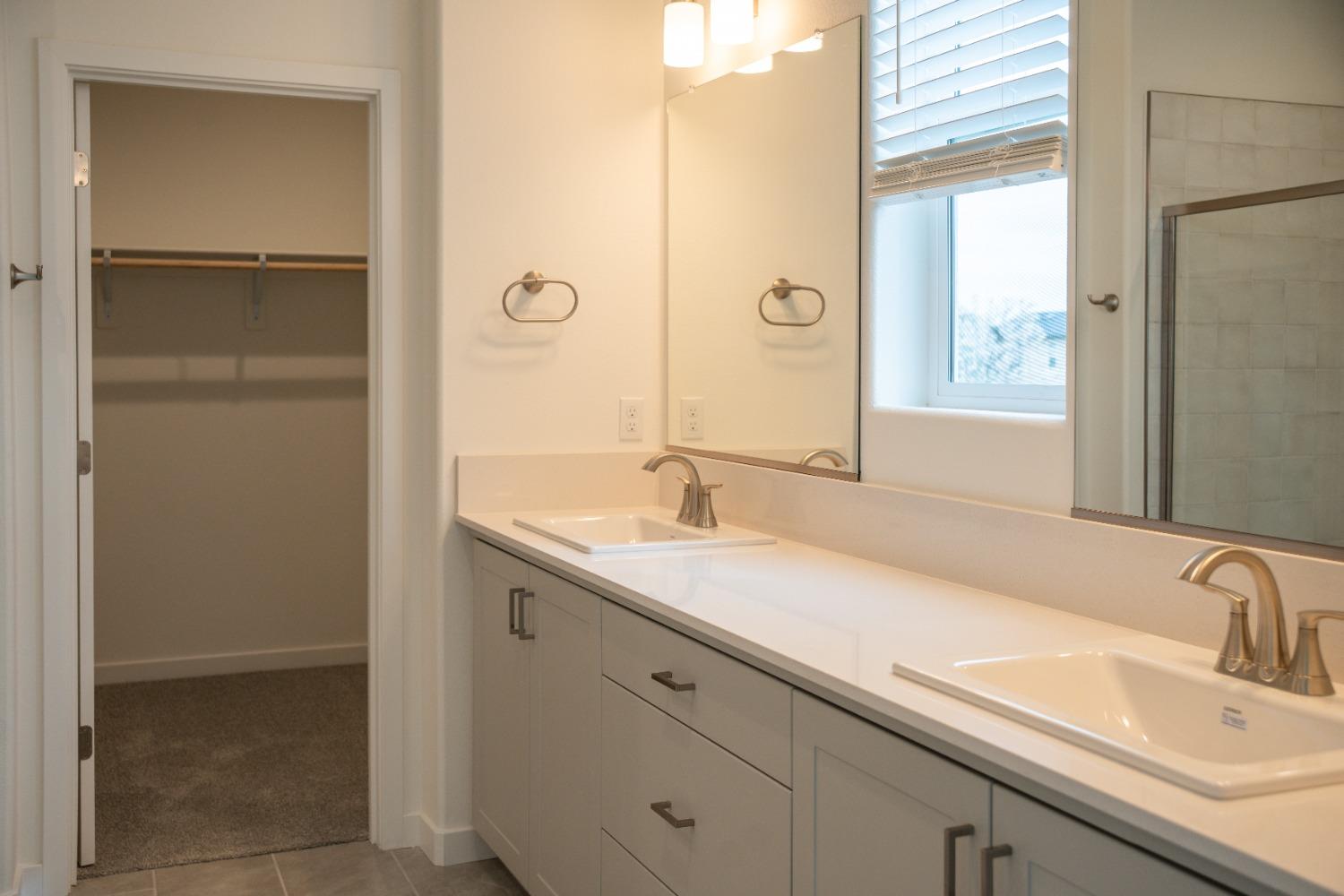 696 Philip Way Madera, CA 93636 - Photo 10 of 23 a bathroom with a sink and a mirror