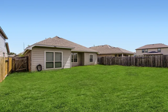 a view of a house with backyard and garden