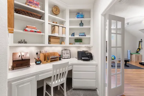 $672,500 | 2102 Hickory Village Court, Kingwood, TX 77345