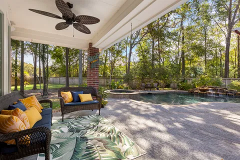 $672,500 | 2102 Hickory Village Court, Kingwood, TX 77345