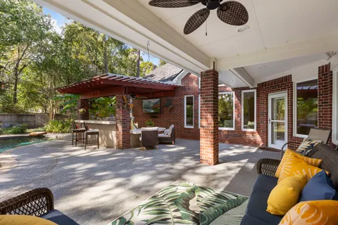 $672,500 | 2102 Hickory Village Court, Kingwood, TX 77345