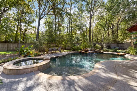 $672,500 | 2102 Hickory Village Court, Kingwood, TX 77345