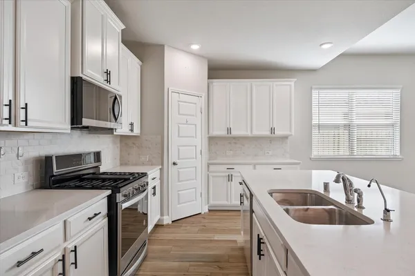 $2,700 | 906 Barstow Drive, Rosharon, TX 77583