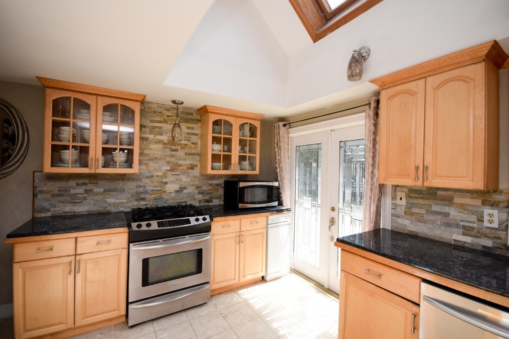 464 Springfield Street Wilbraham, MA 01095 - Photo 4 of 30