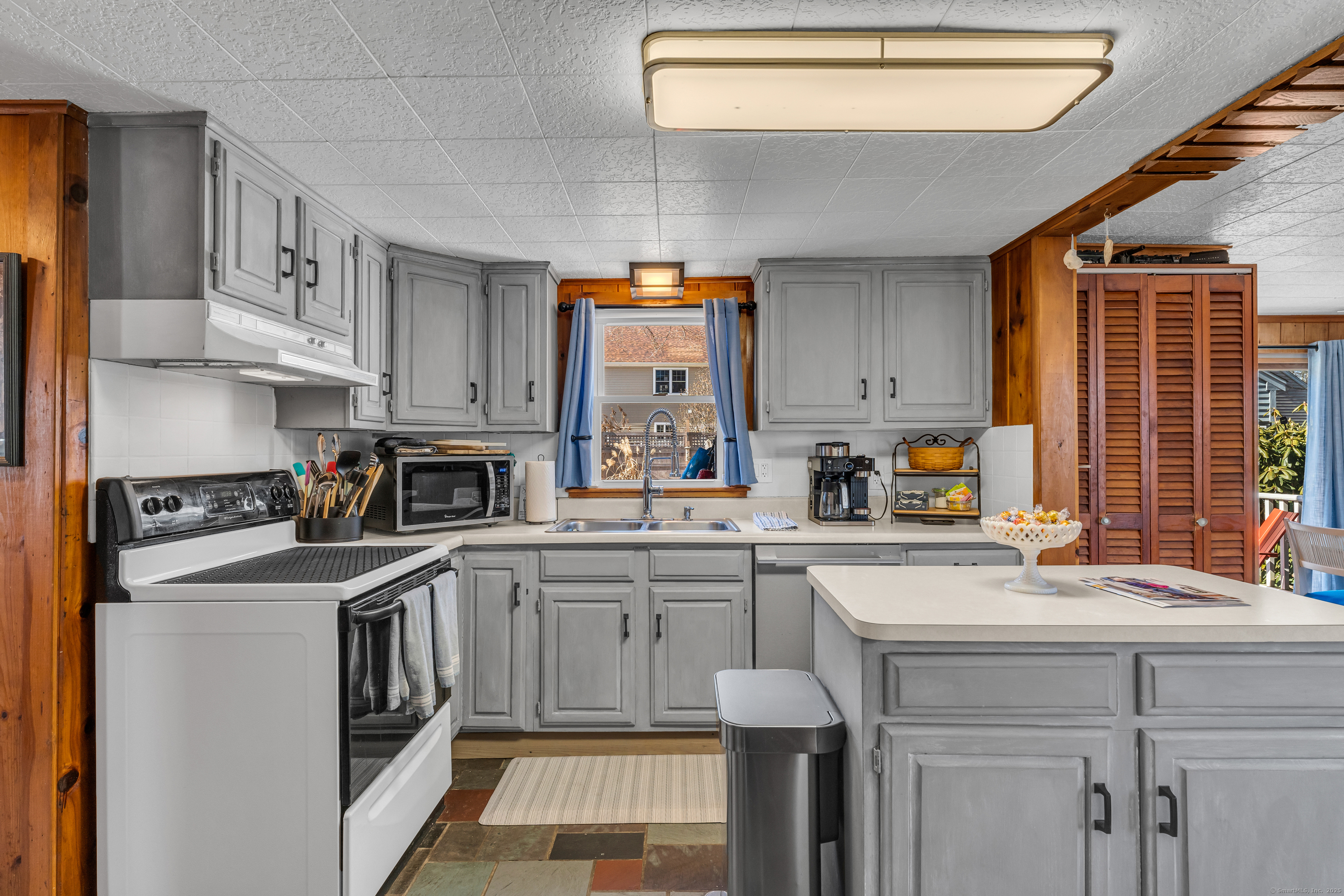 32 Bassett Lane Madison, CT 06443 - Photo 15 of 39