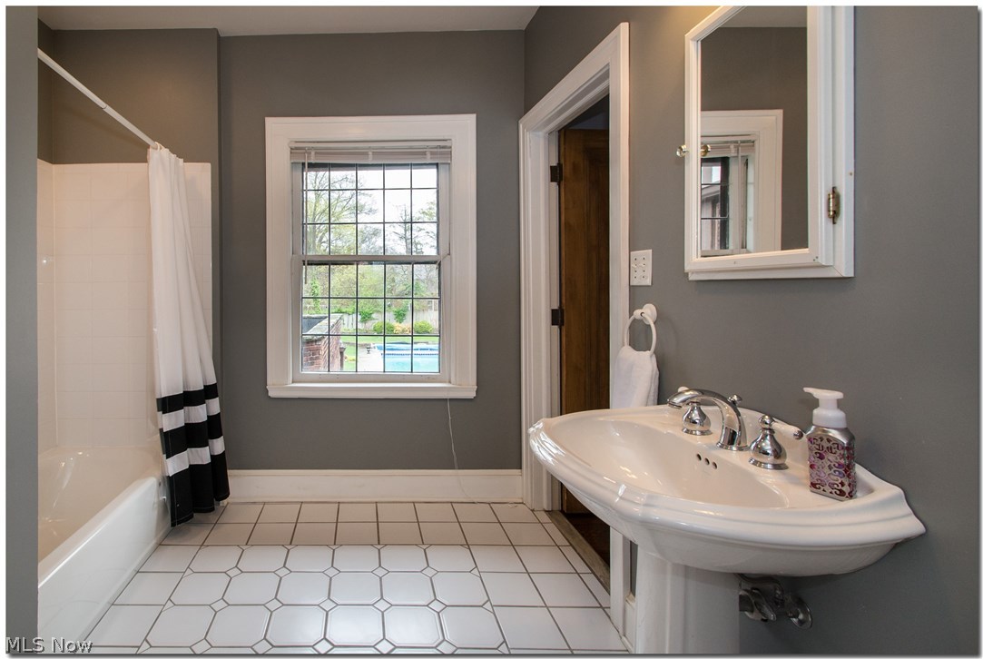 2583 Wellington Road Cleveland, OH 44118 - Photo 23 of 35 Gallery Image 23