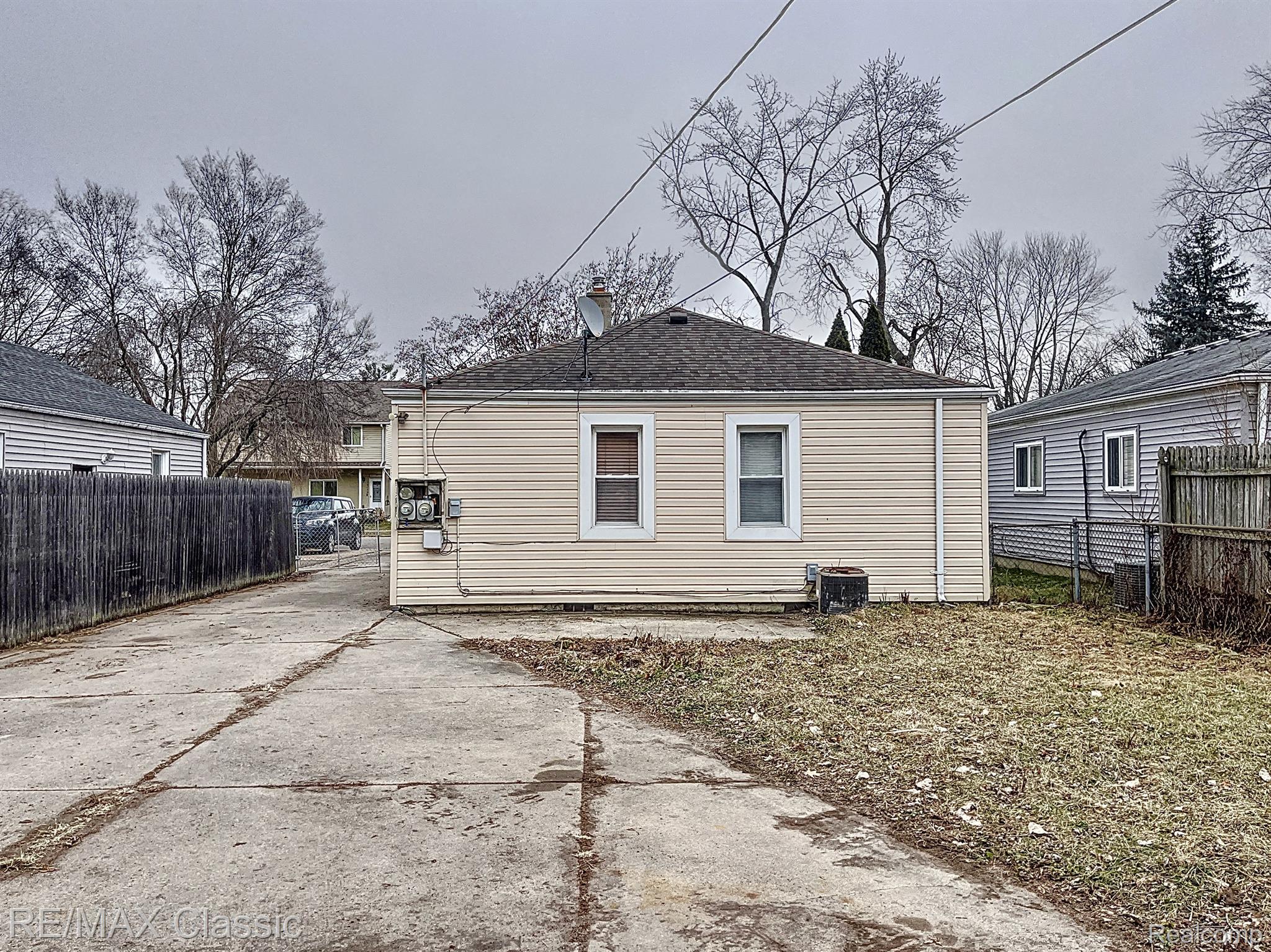 20129 Rensellor Street Livonia, MI 48152 - Photo 25 of 26 Rear of home