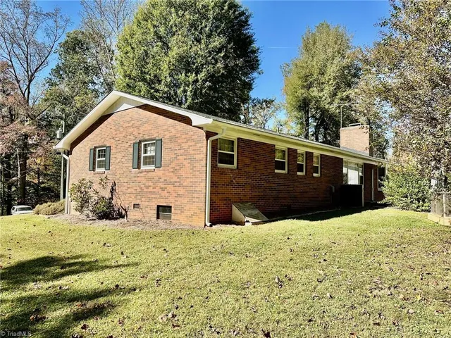 $317,500 | 260 Oakwood Drive, Elkin, NC 28621