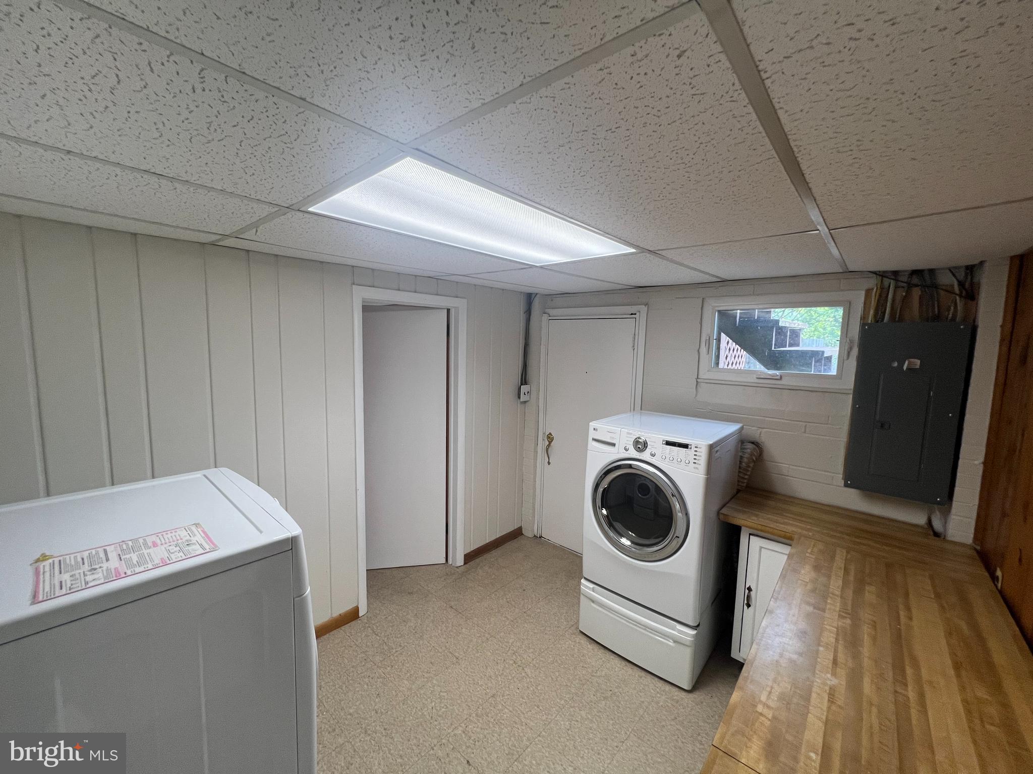 4517 North Carlin Springs Road Arlington, VA 22203 - Photo 18 of 21 a utility room with dryer and washer