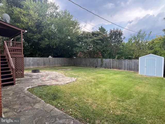a view of a backyard