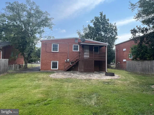 a view of a yard in front of a house with large tree