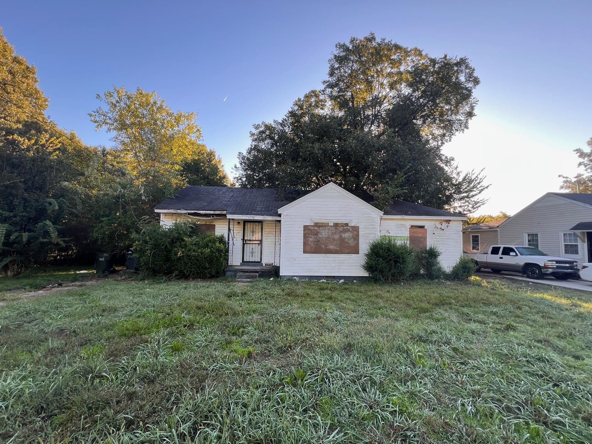 a view of a house with a yard