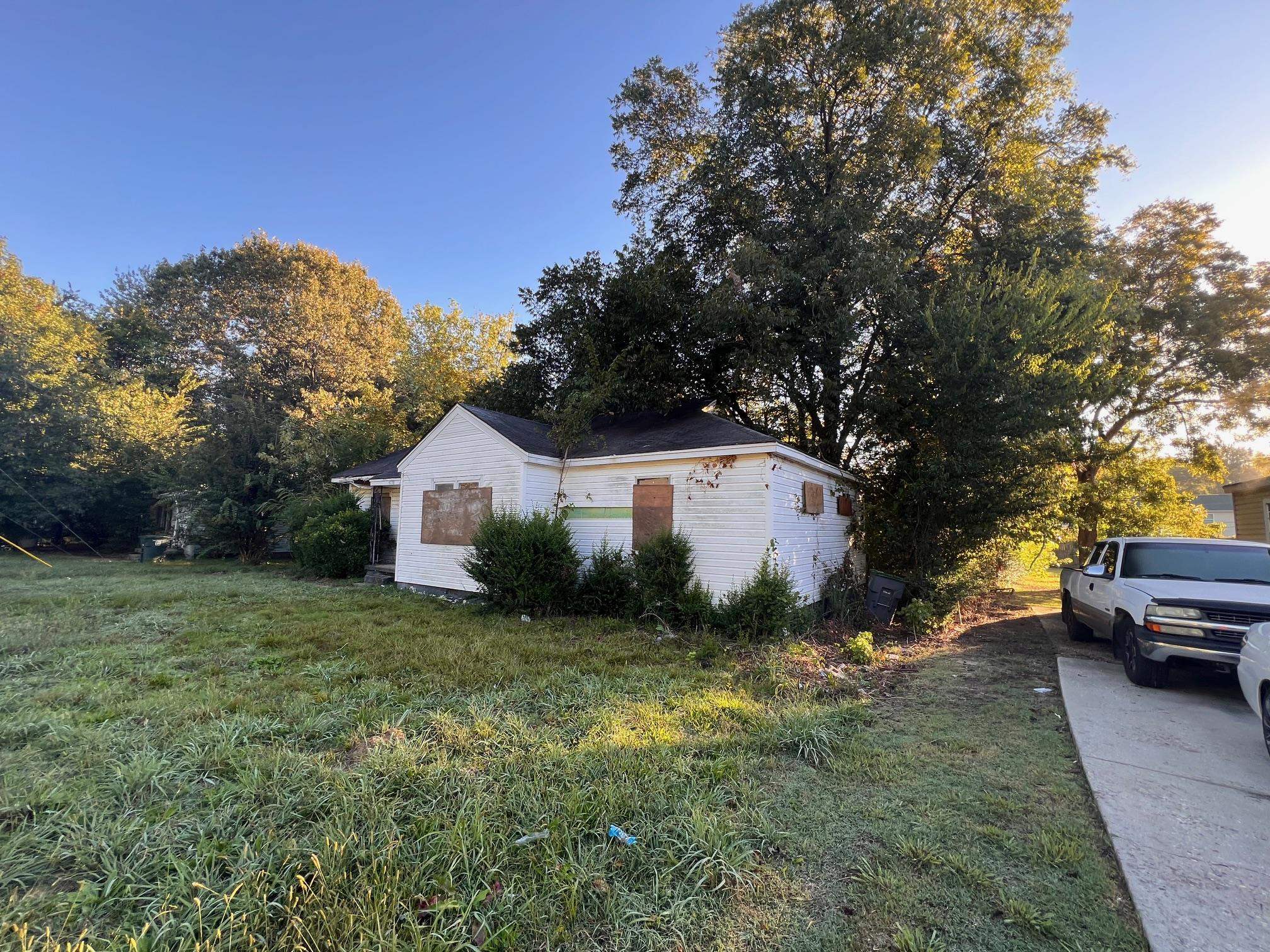4728 Berta Road Memphis, TN 38109 - Photo 3 of 5 a view of a house with a yard
