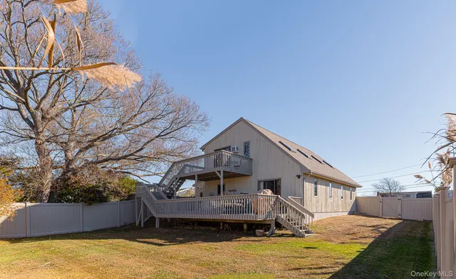 a view of house with a yard